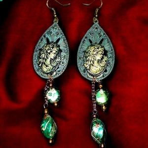 Hi End and very well designed is this sturdy cameo drop and dangle earri…